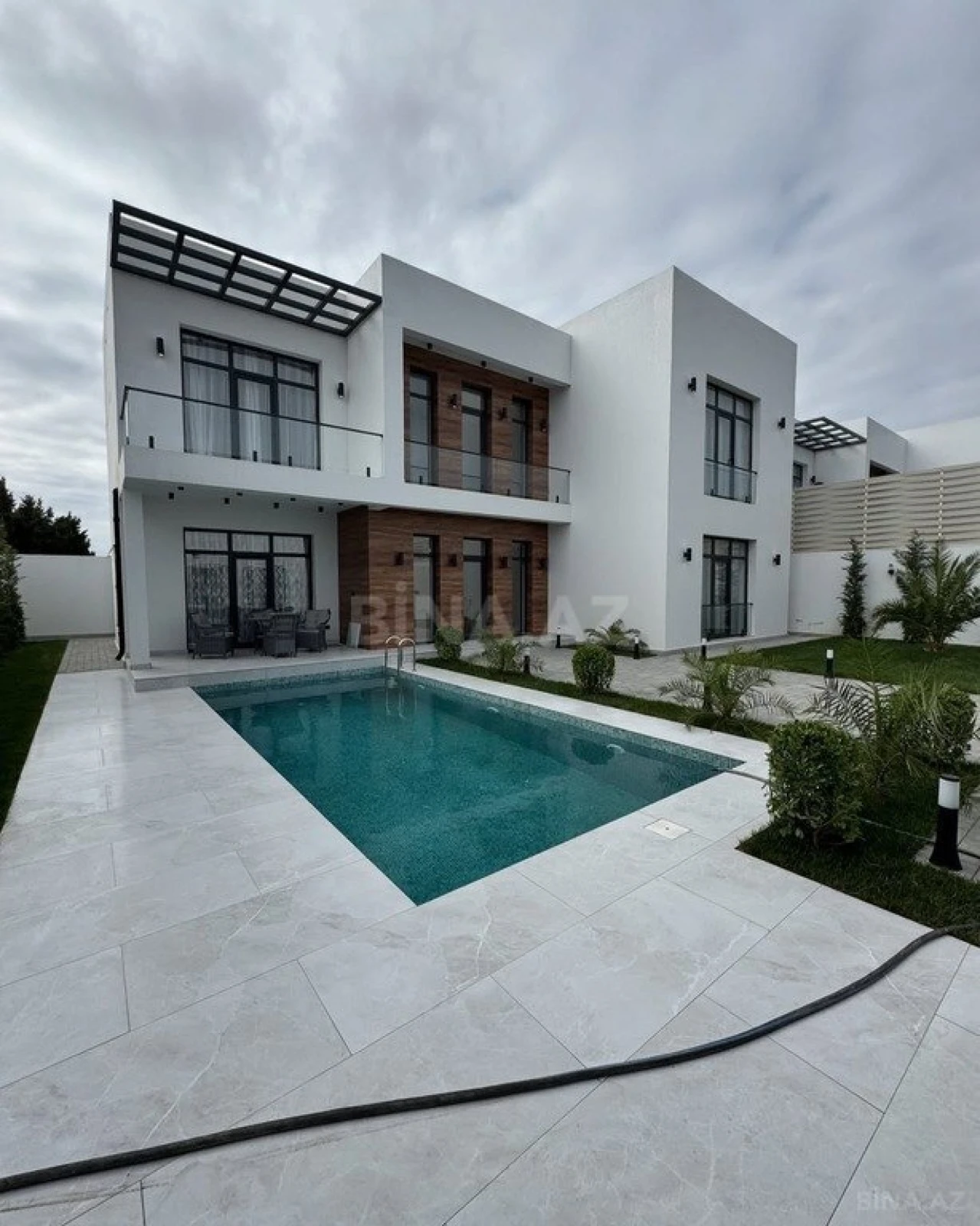 Kirayə verilir 6 otaqlı həyət evi 400 m²