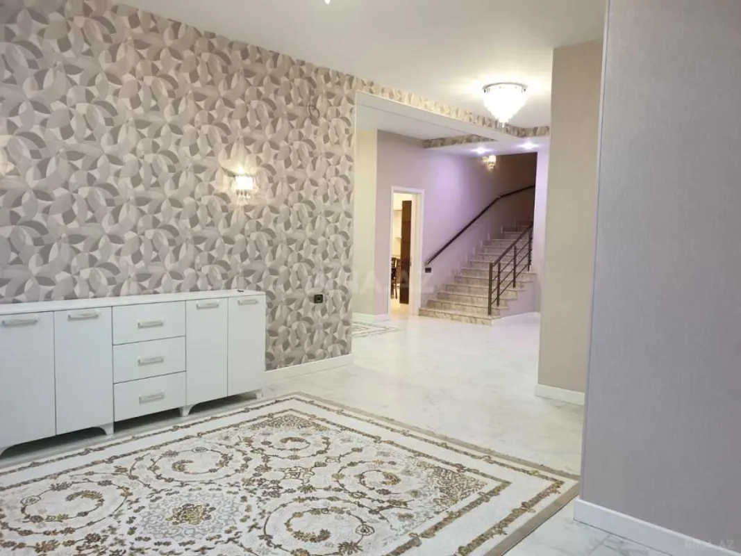 Satılır 8 otaqlı həyət evi 500 m²