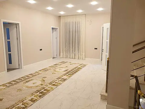 Satılır 8 otaqlı həyət evi 500 m²