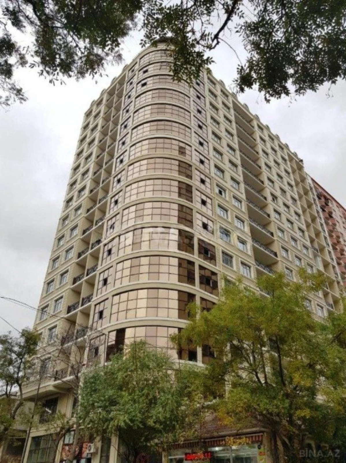 Satılır 4 otaqlı mənzil 215 m²