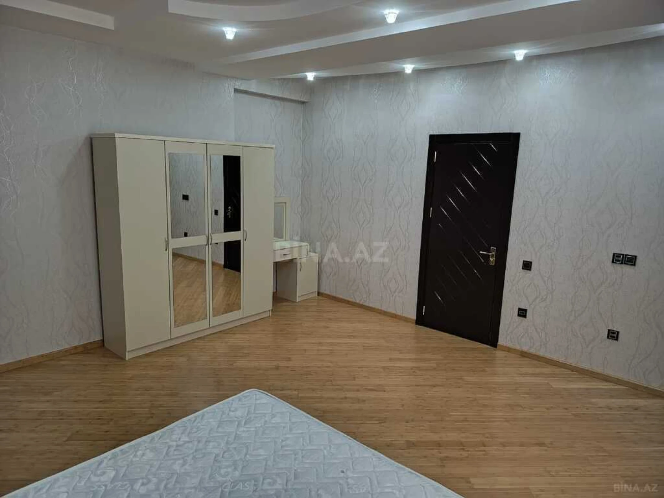 Kirayə verilir 3 otaqlı mənzil 140 m²