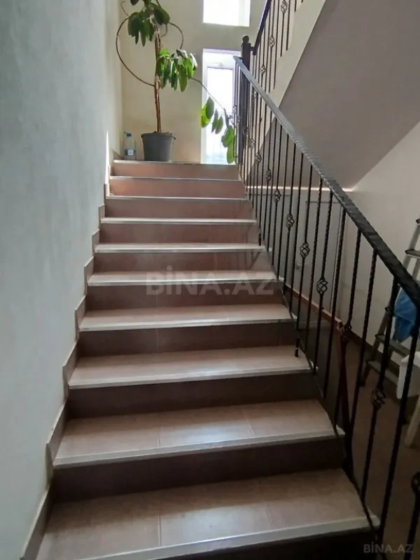 Satılır 8 otaqlı həyət evi 270 m²