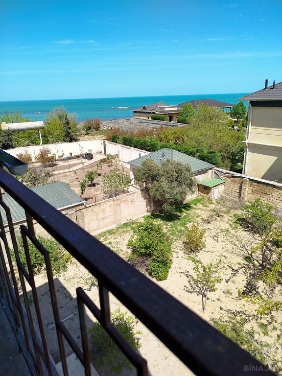 Satılır 8 otaqlı həyət evi 270 m²