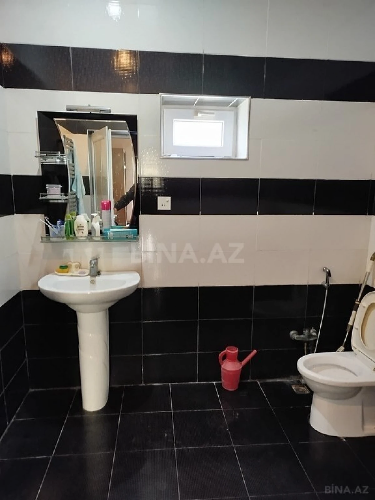 Satılır 8 otaqlı həyət evi 270 m²