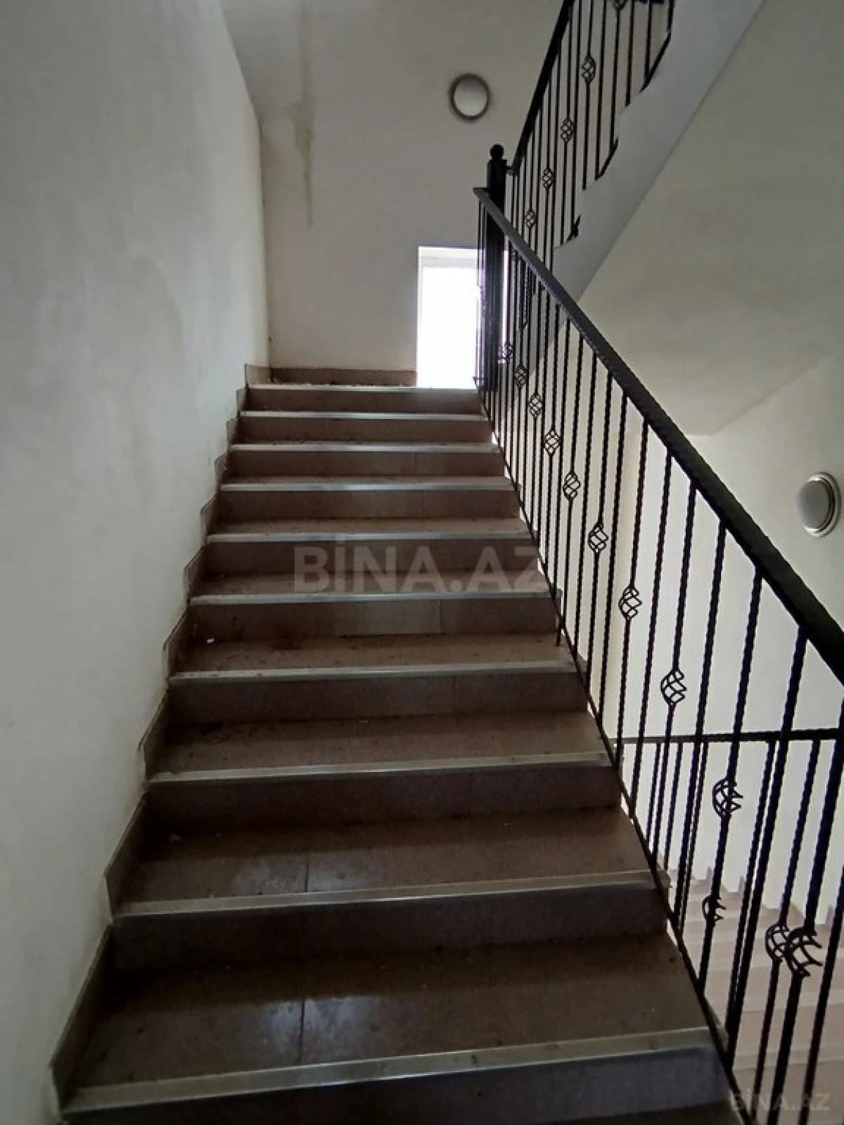 Satılır 8 otaqlı həyət evi 270 m²