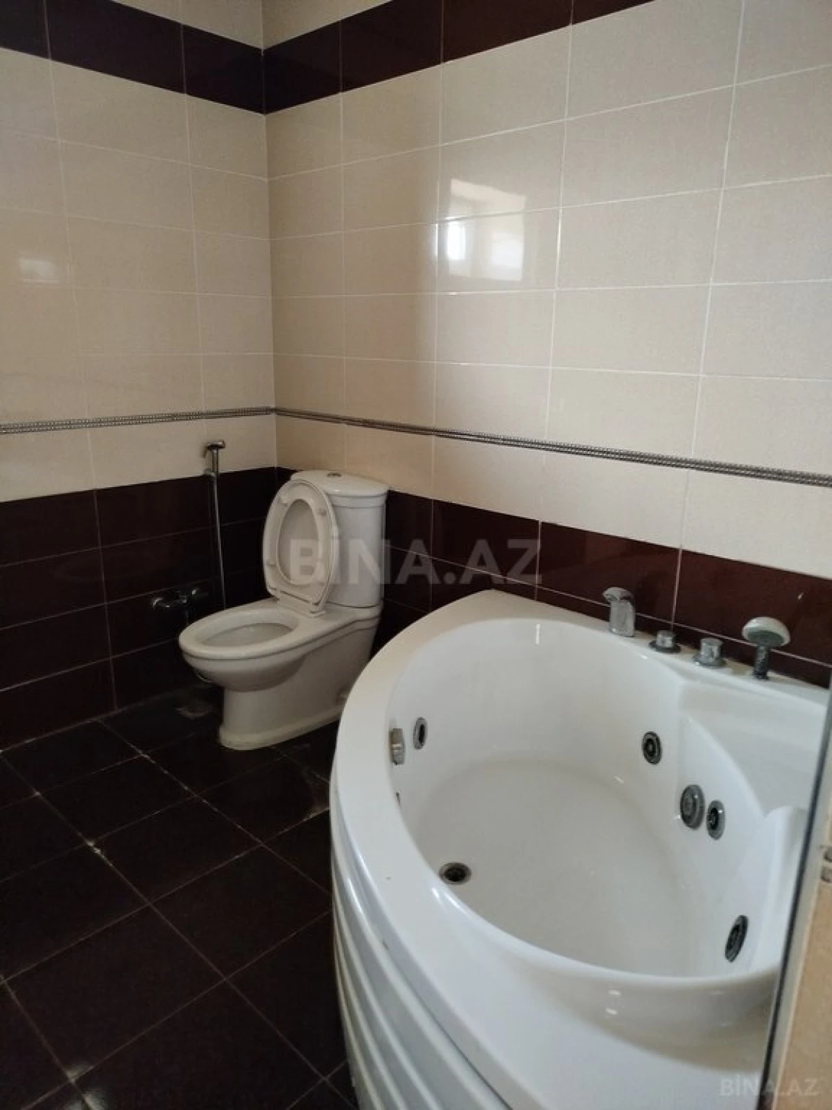 Satılır 8 otaqlı həyət evi 270 m²