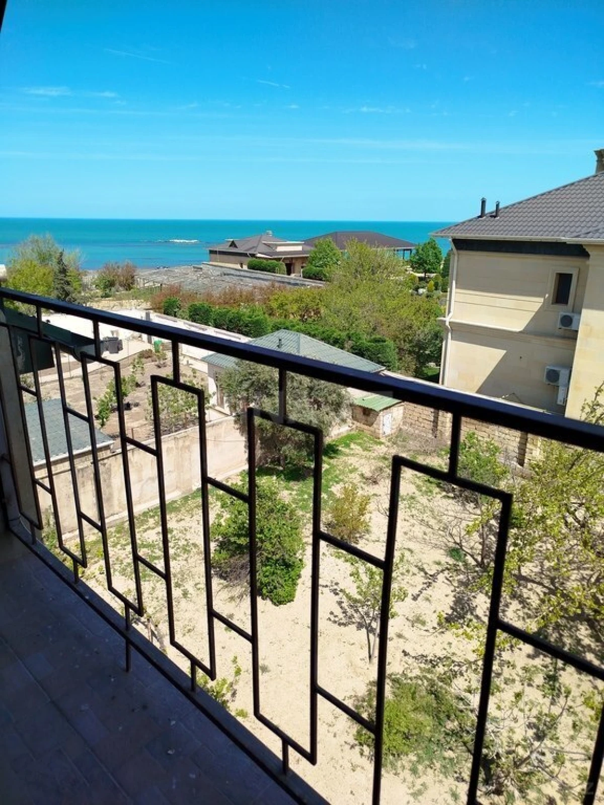 Satılır 8 otaqlı həyət evi 270 m²