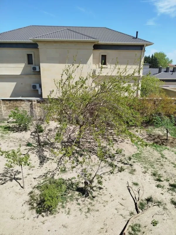 Satılır 8 otaqlı həyət evi 270 m²