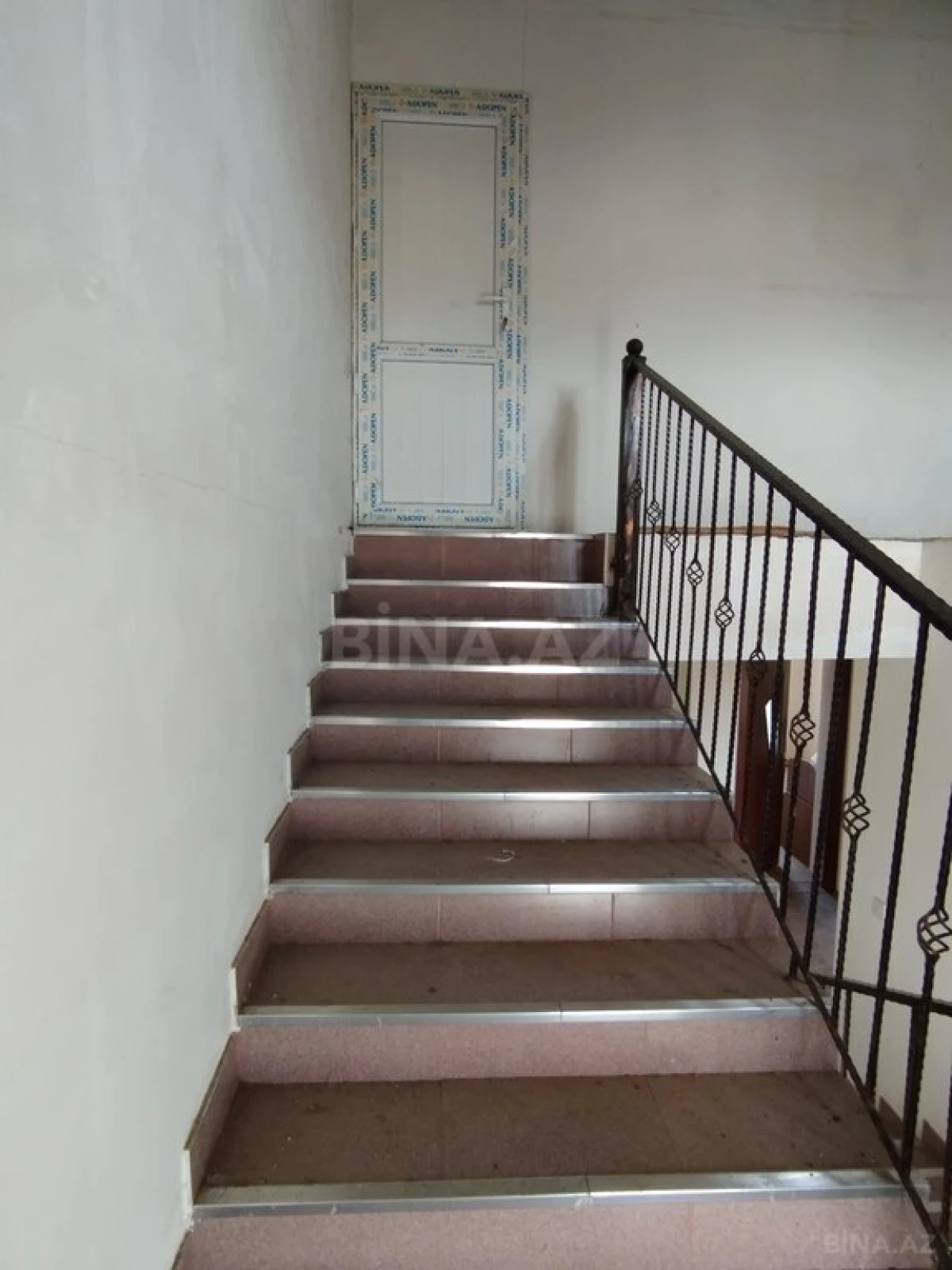 Satılır 8 otaqlı həyət evi 270 m²