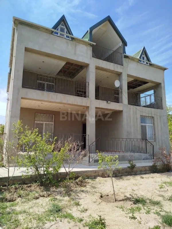 Satılır 8 otaqlı həyət evi 270 m²