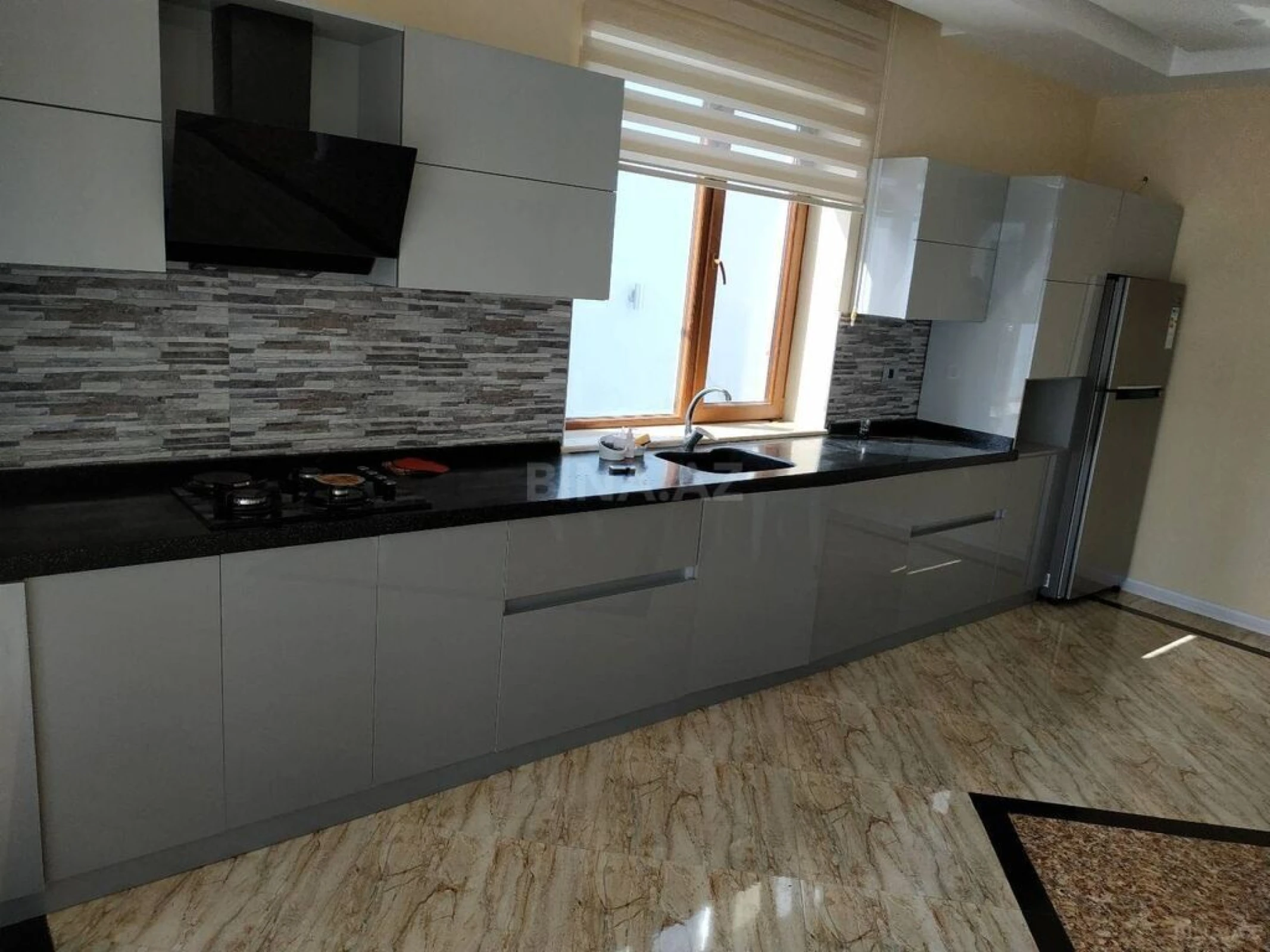 Kirayə verilir 6 otaqlı həyət evi 400 m²