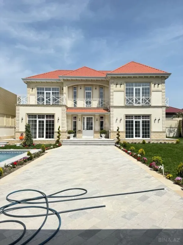 Satılır 5 otaqlı həyət evi 300 m²