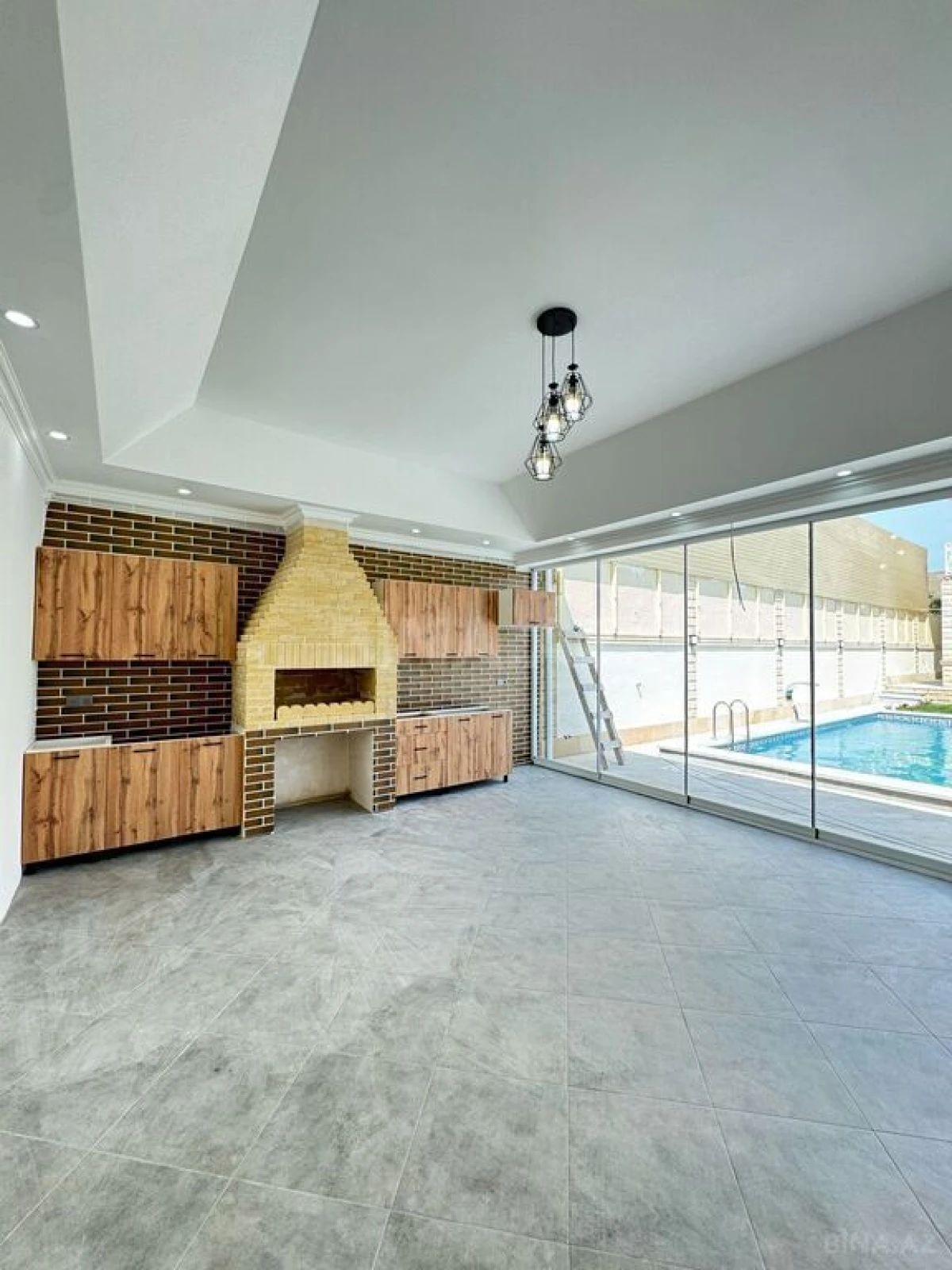 Satılır 5 otaqlı həyət evi 300 m²