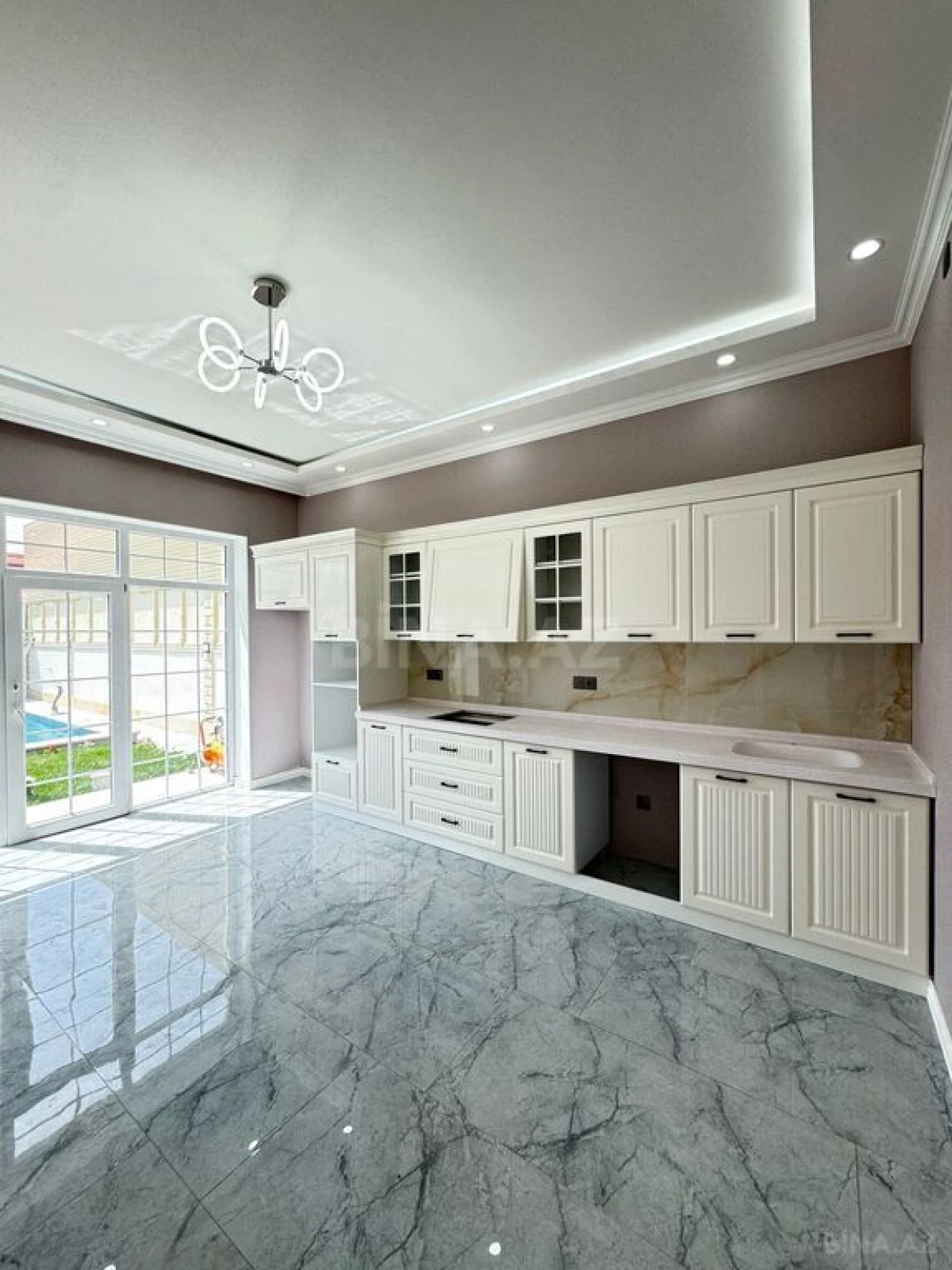 Satılır 5 otaqlı həyət evi 300 m²