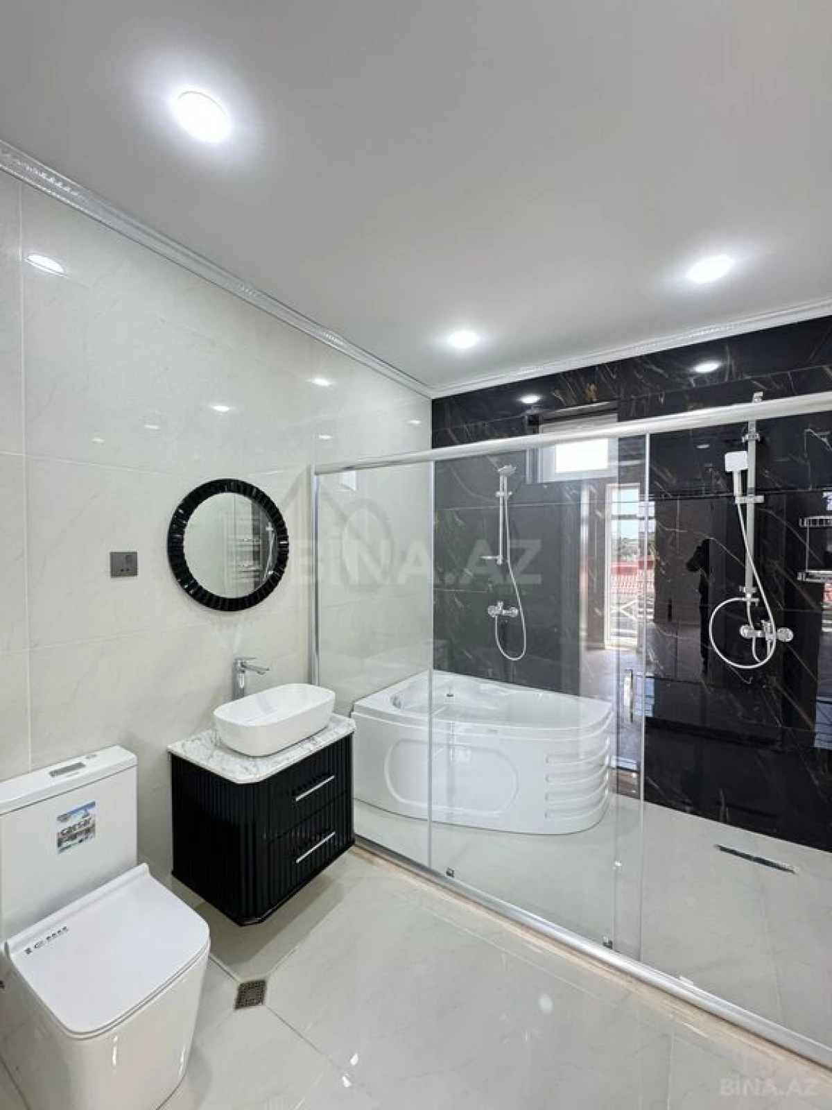 Satılır 5 otaqlı həyət evi 300 m²