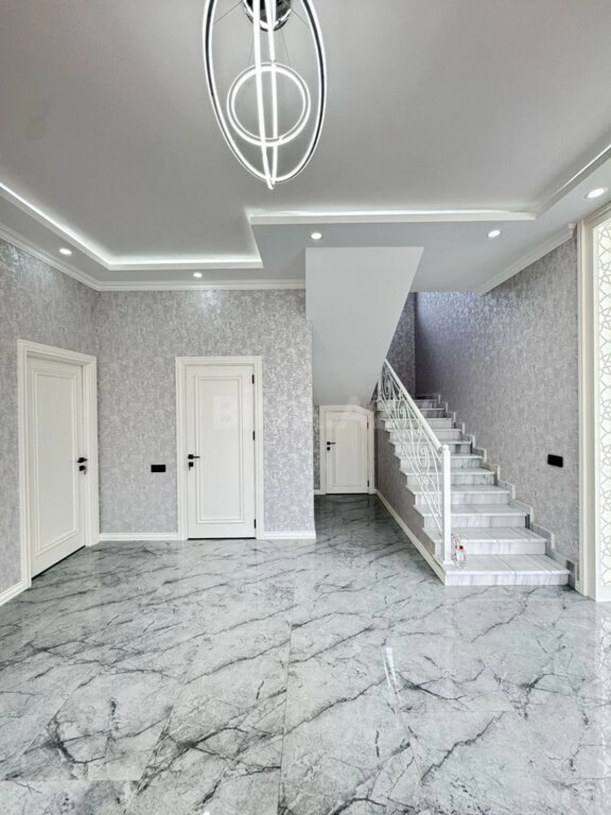 Satılır 5 otaqlı həyət evi 300 m²