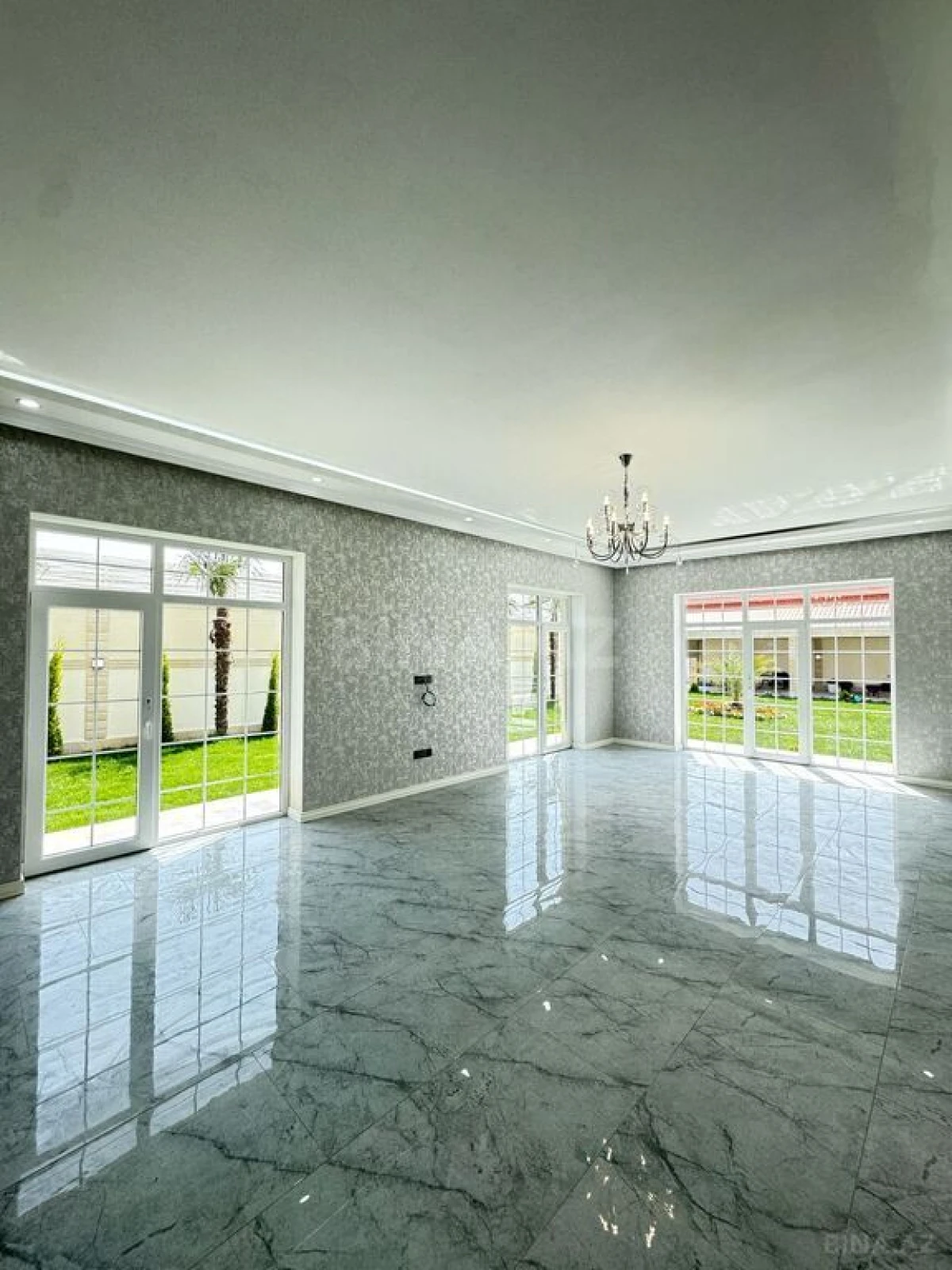 Satılır 5 otaqlı həyət evi 300 m²