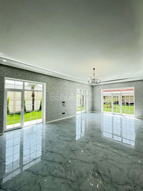 Satılır 5 otaqlı həyət evi 300 m²