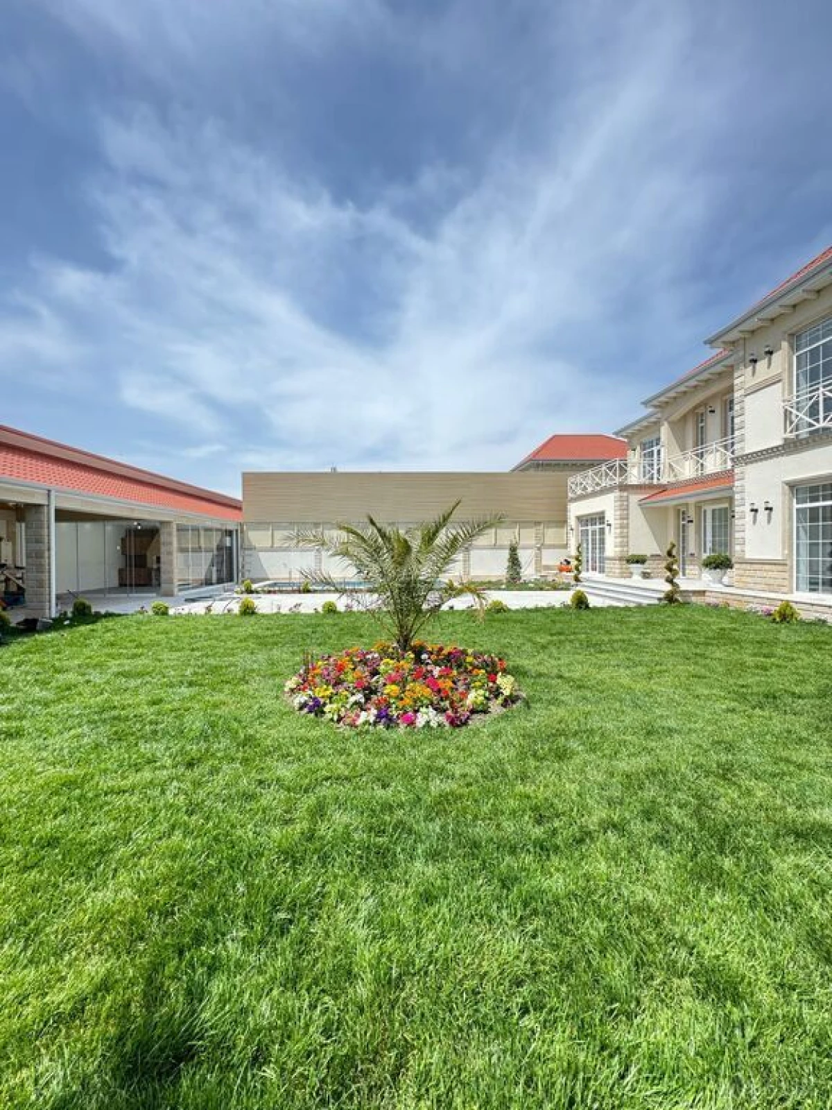 Satılır 5 otaqlı həyət evi 300 m²