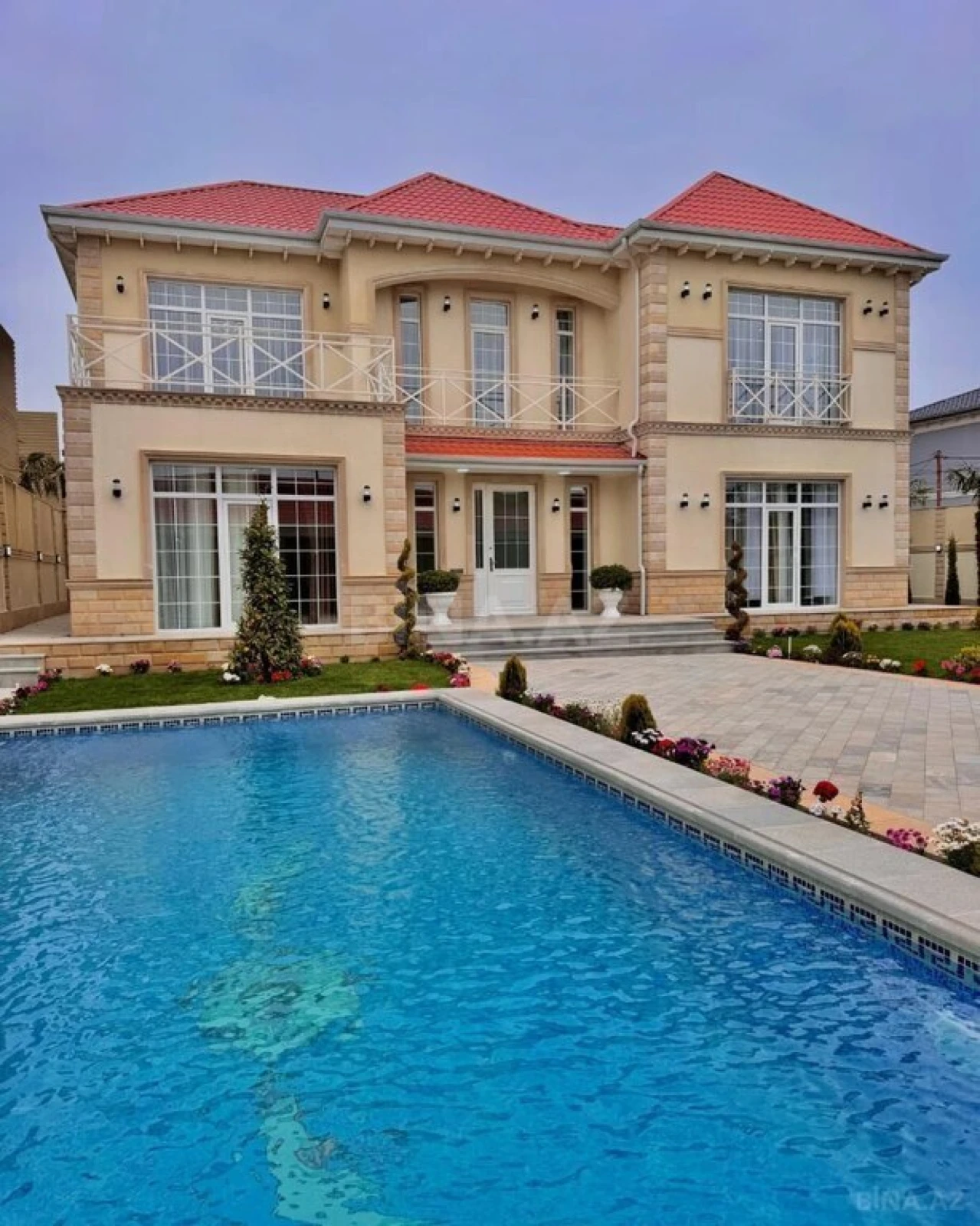 Satılır 5 otaqlı həyət evi 300 m²