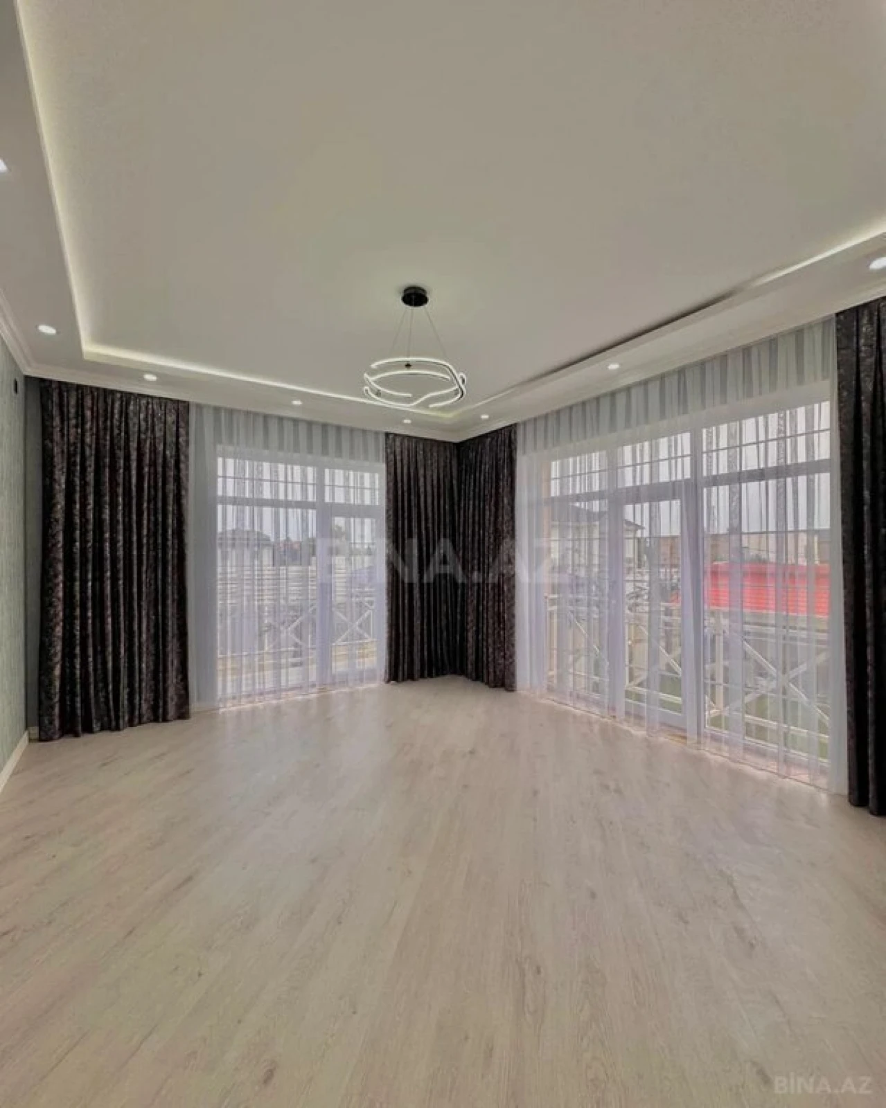 Satılır 5 otaqlı həyət evi 300 m²