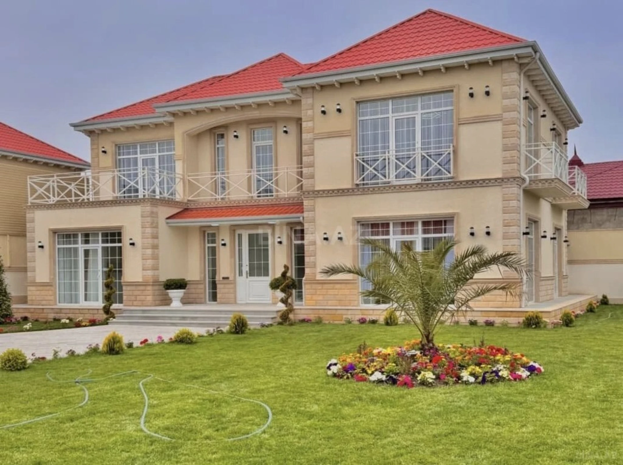 Satılır 5 otaqlı həyət evi 300 m²