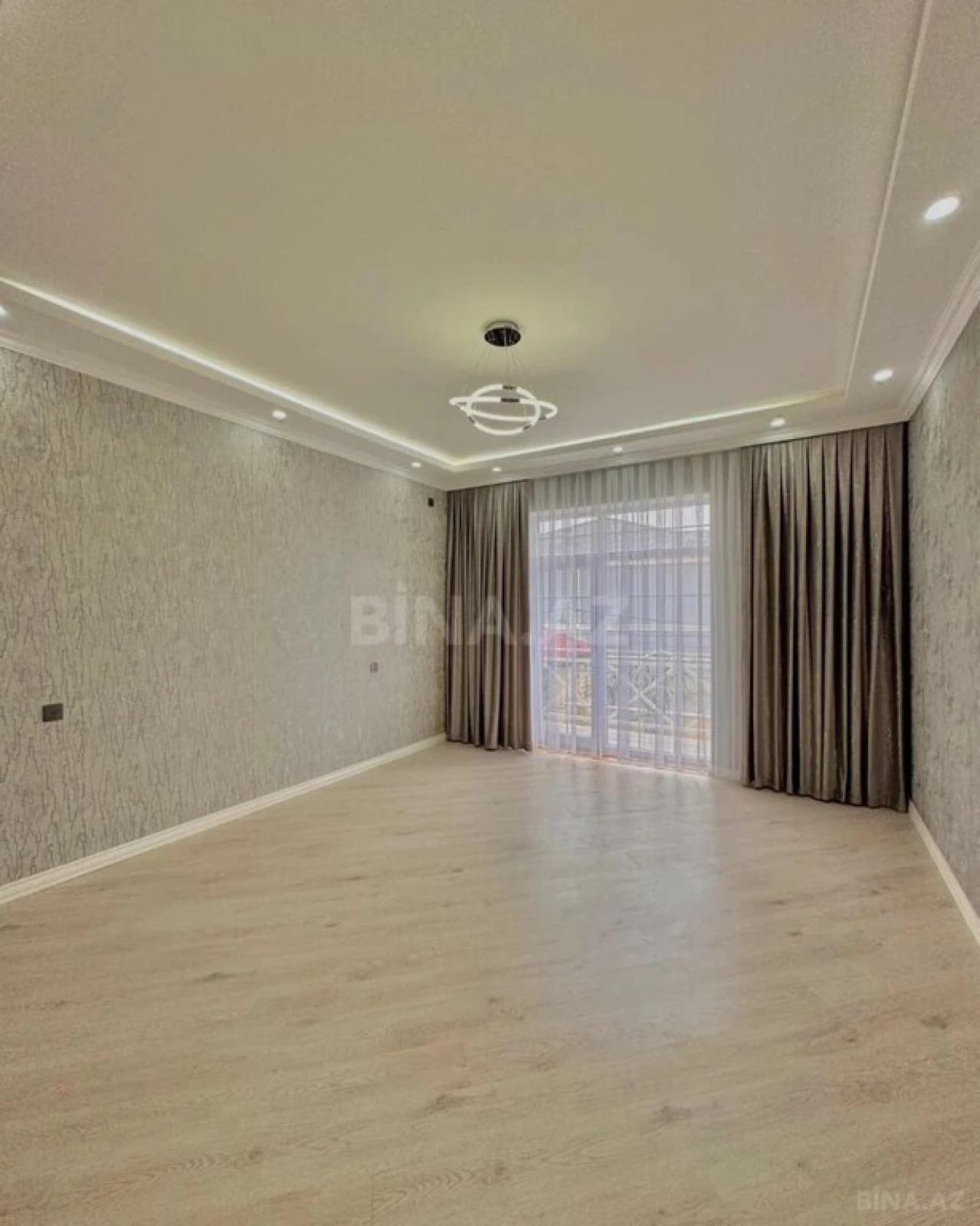 Satılır 5 otaqlı həyət evi 300 m²