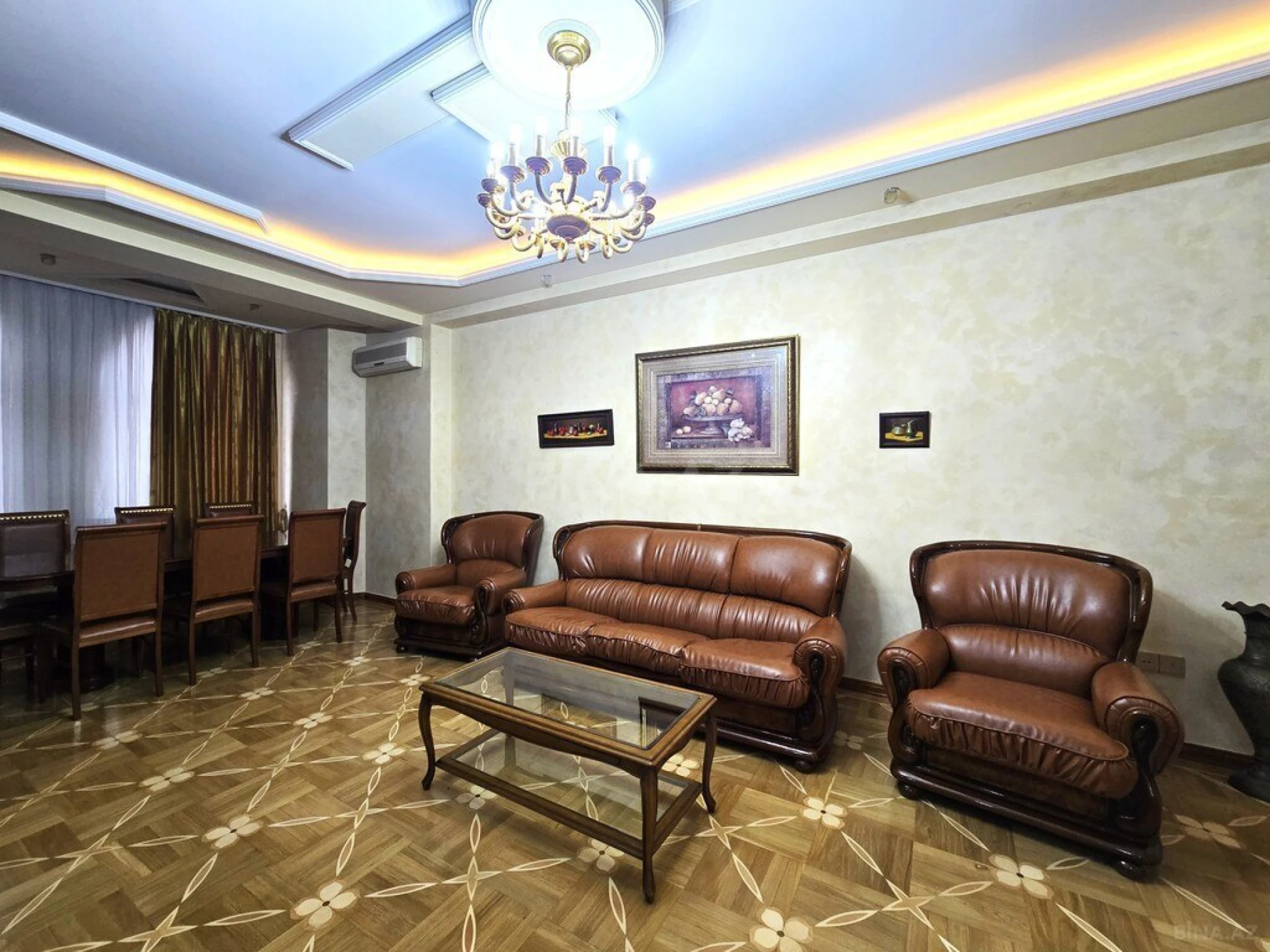 Satılır 6 otaqlı mənzil 555 m²