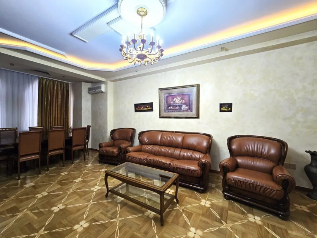 Satılır 6 otaqlı mənzil 555 m²