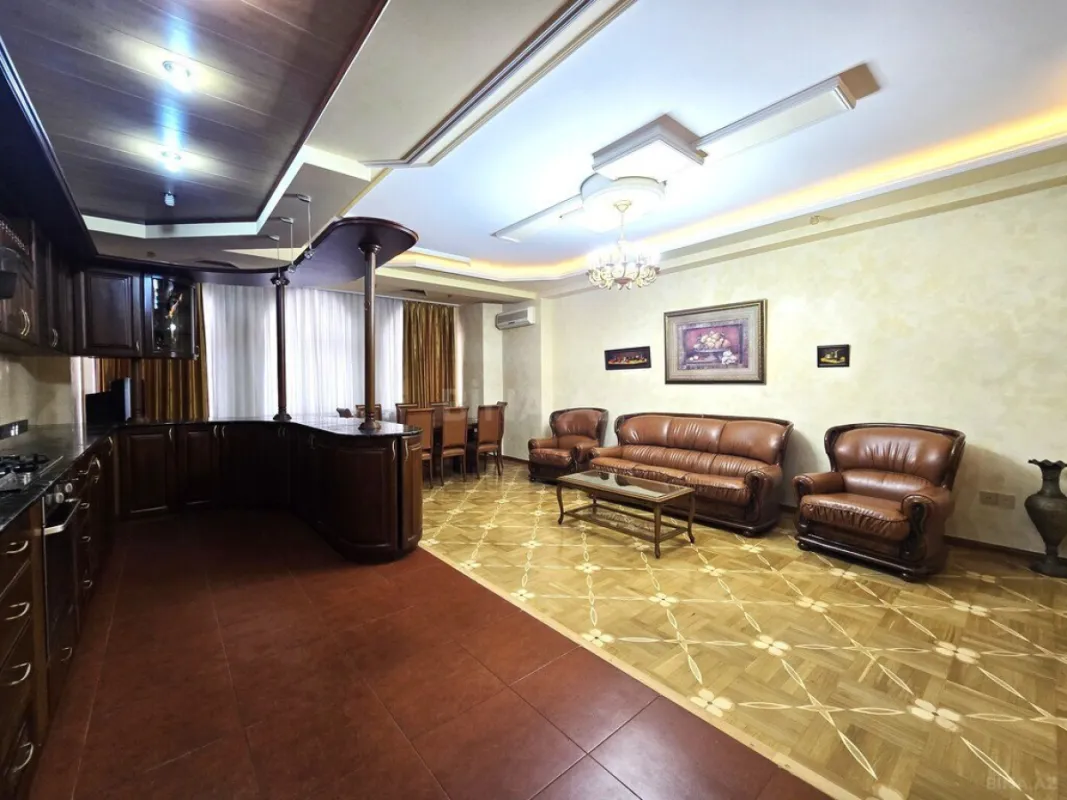 Satılır 6 otaqlı mənzil 555 m²