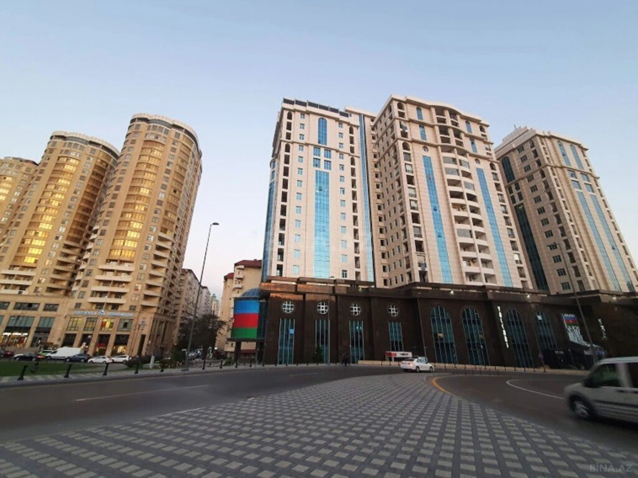 Satılır 6 otaqlı mənzil 555 m²