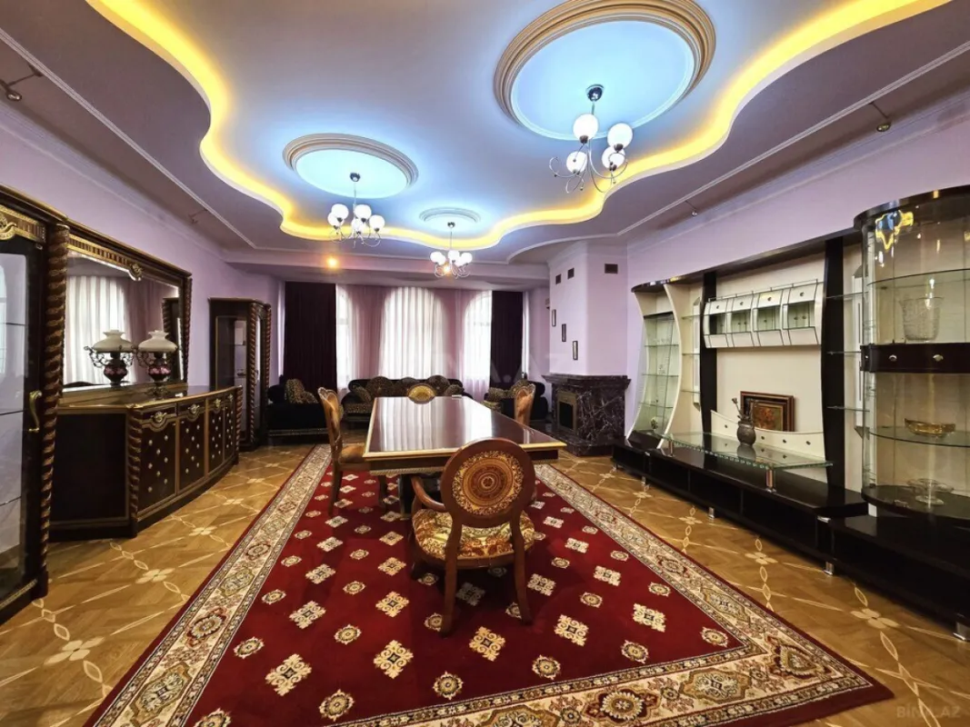 Satılır 6 otaqlı mənzil 555 m²