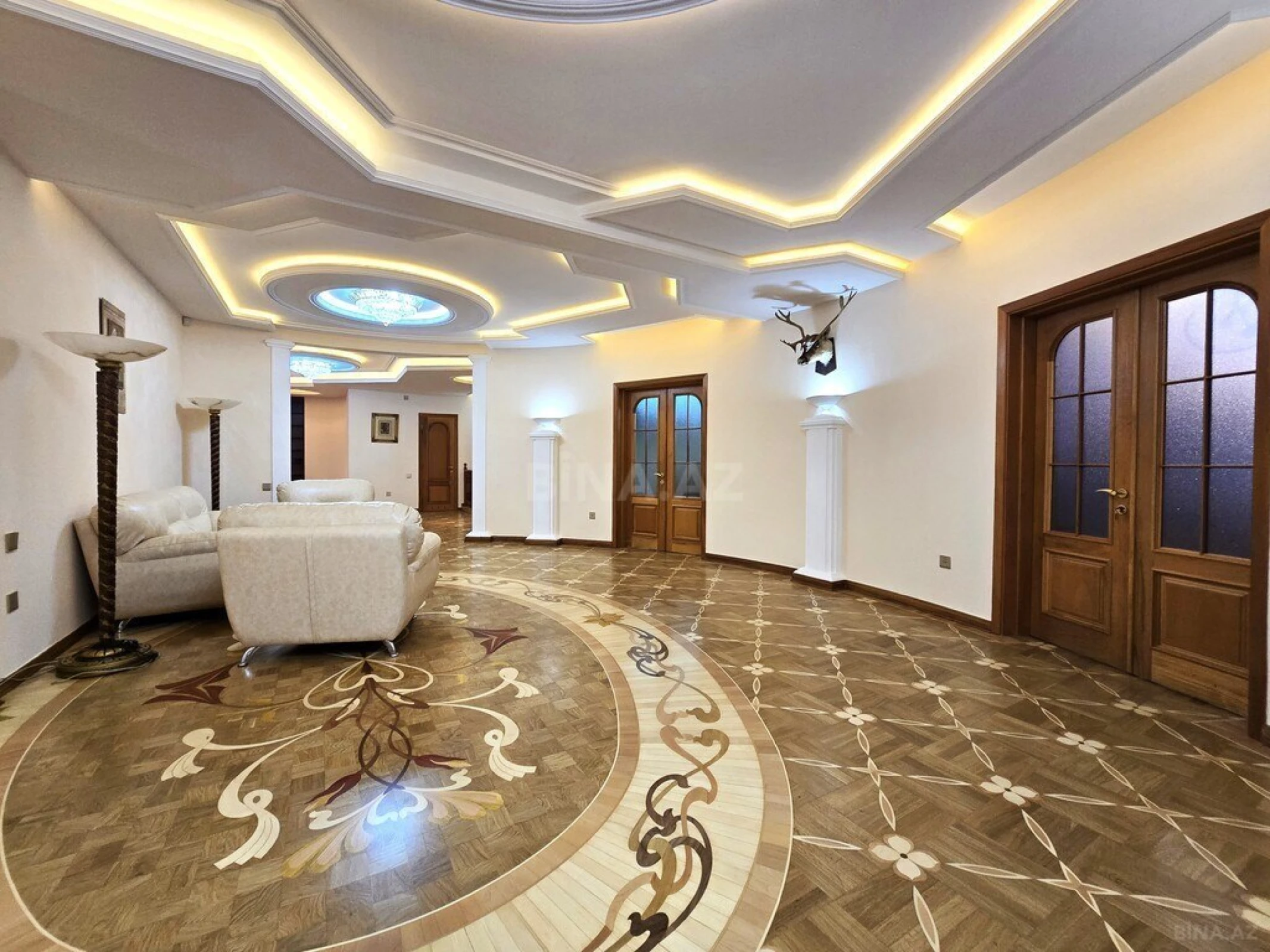 Satılır 6 otaqlı mənzil 555 m²