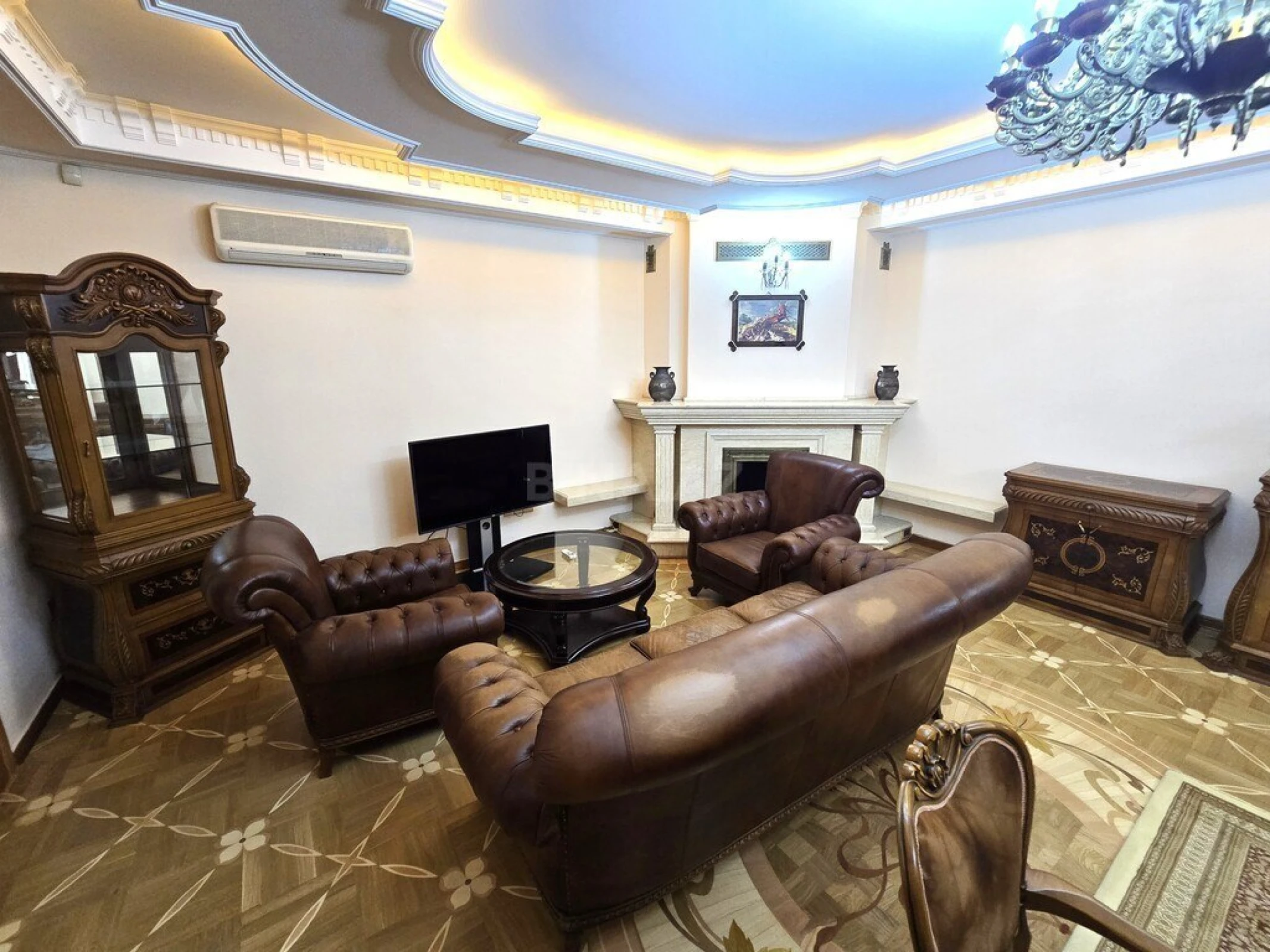 Satılır 6 otaqlı mənzil 555 m²