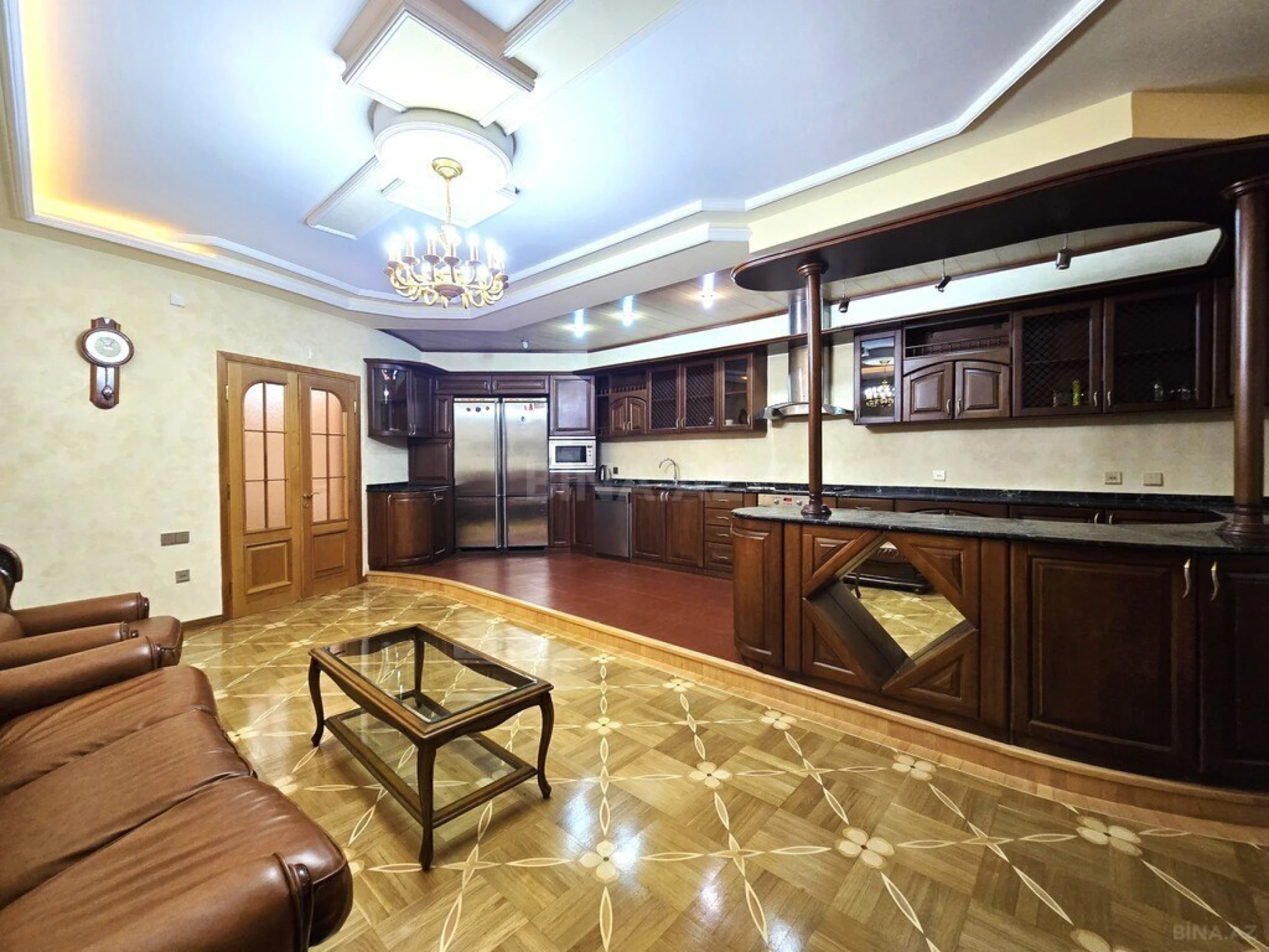Satılır 6 otaqlı mənzil 555 m²