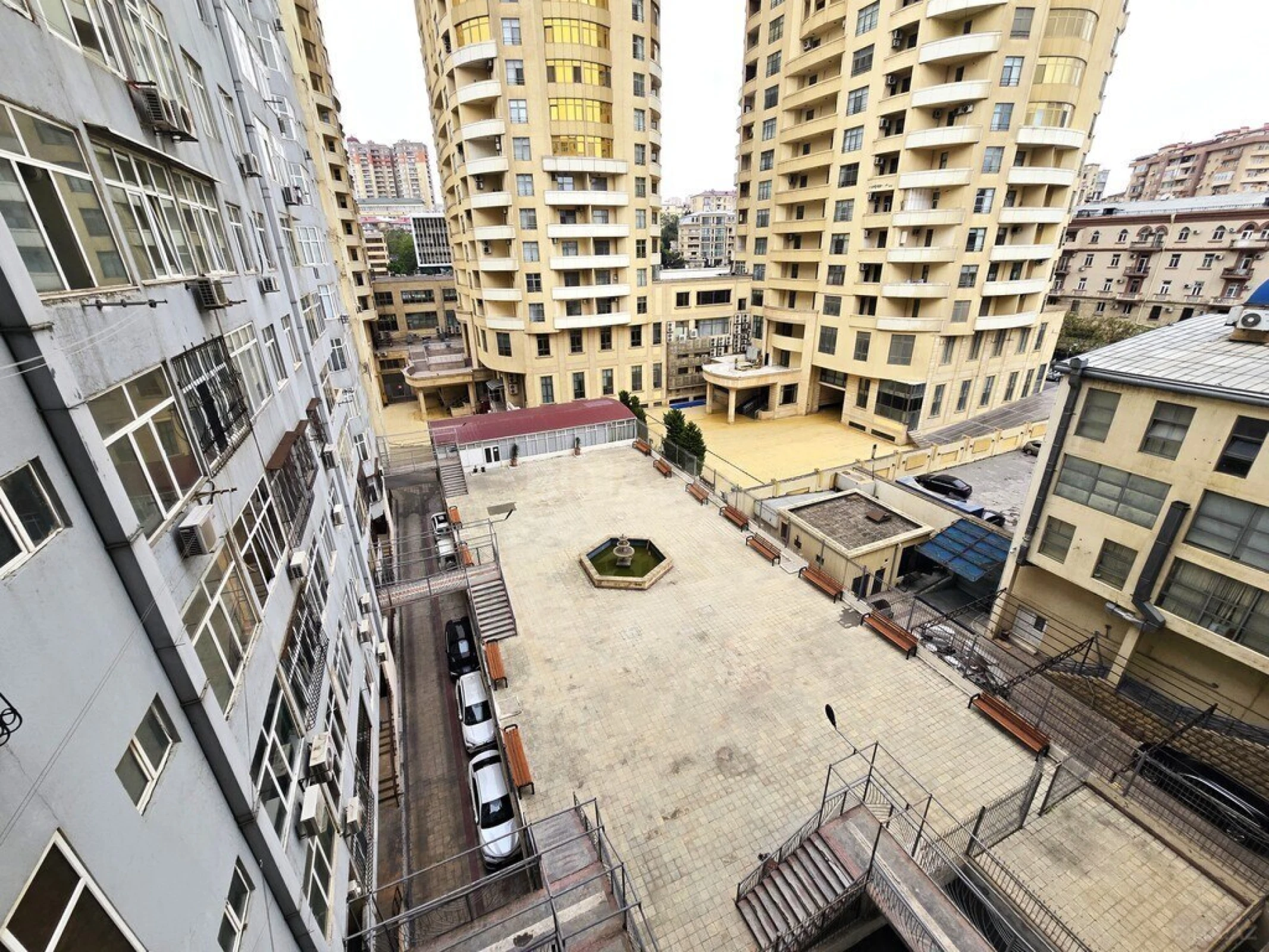 Satılır 6 otaqlı mənzil 555 m²