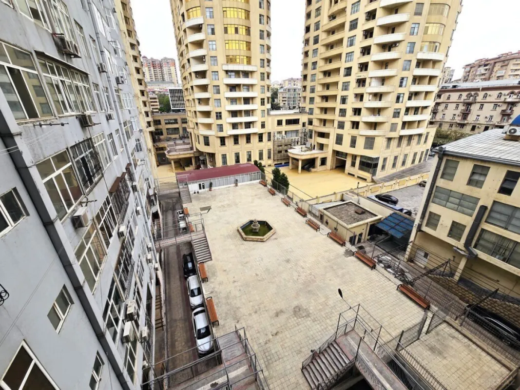 Satılır 6 otaqlı mənzil 555 m²