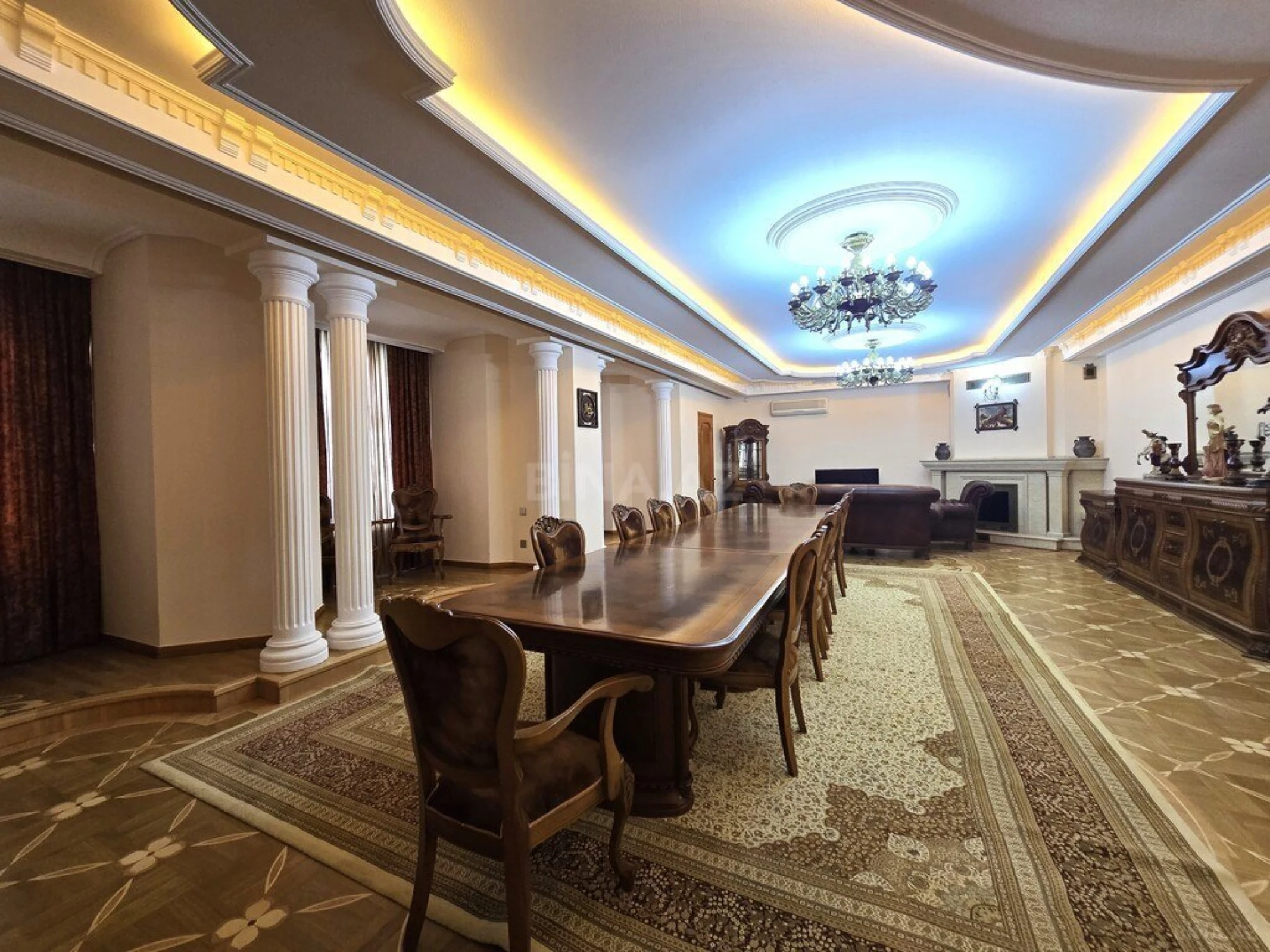 Satılır 6 otaqlı mənzil 555 m²