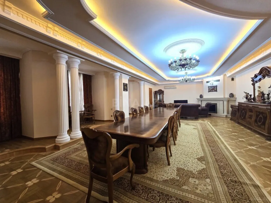 Satılır 6 otaqlı mənzil 555 m²