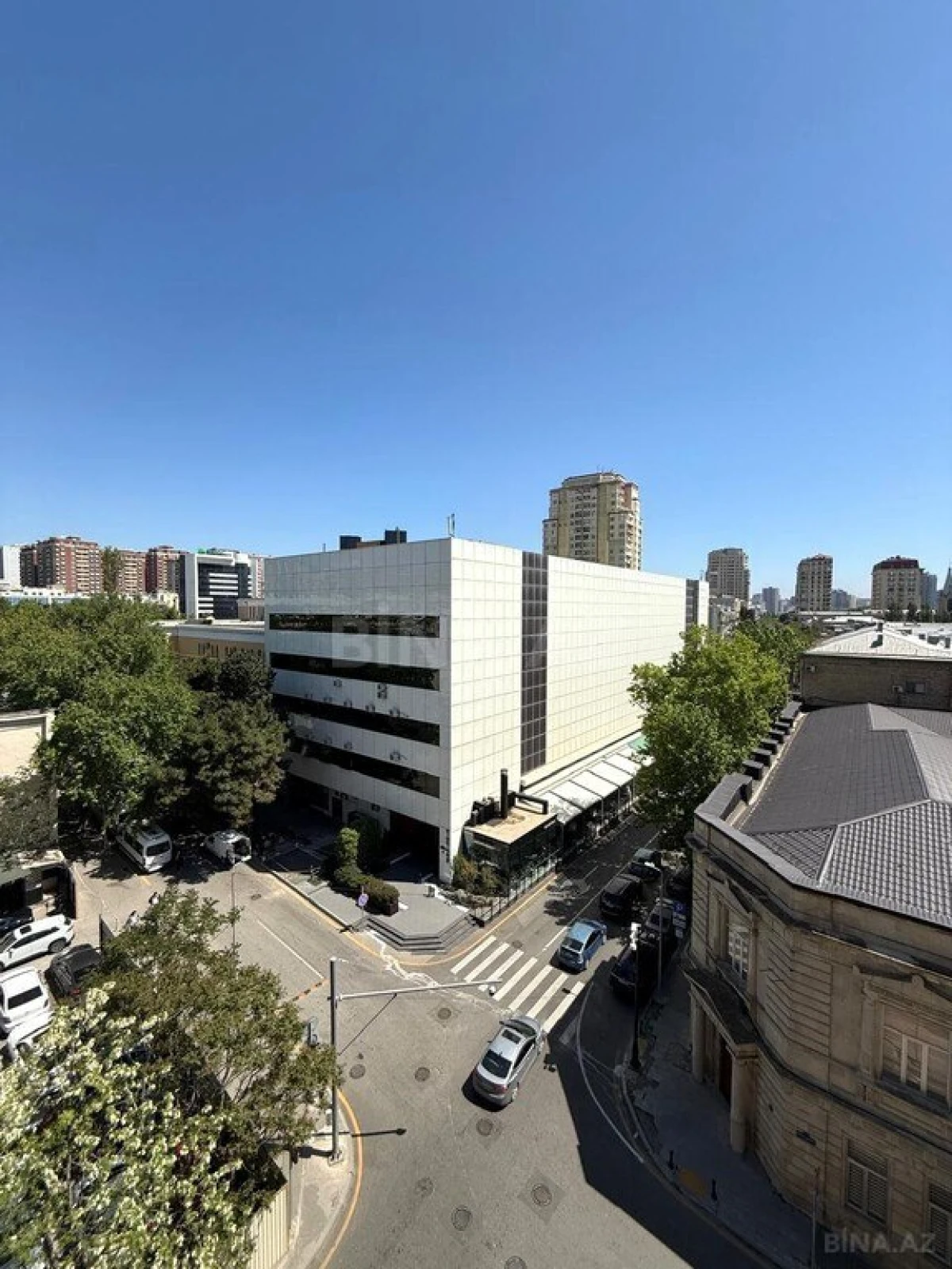 Kirayə verilir 4 otaqlı mənzil 240 m²