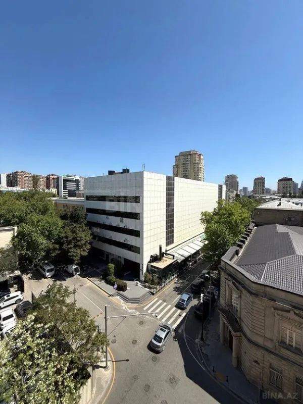 Kirayə verilir 4 otaqlı mənzil 240 m²