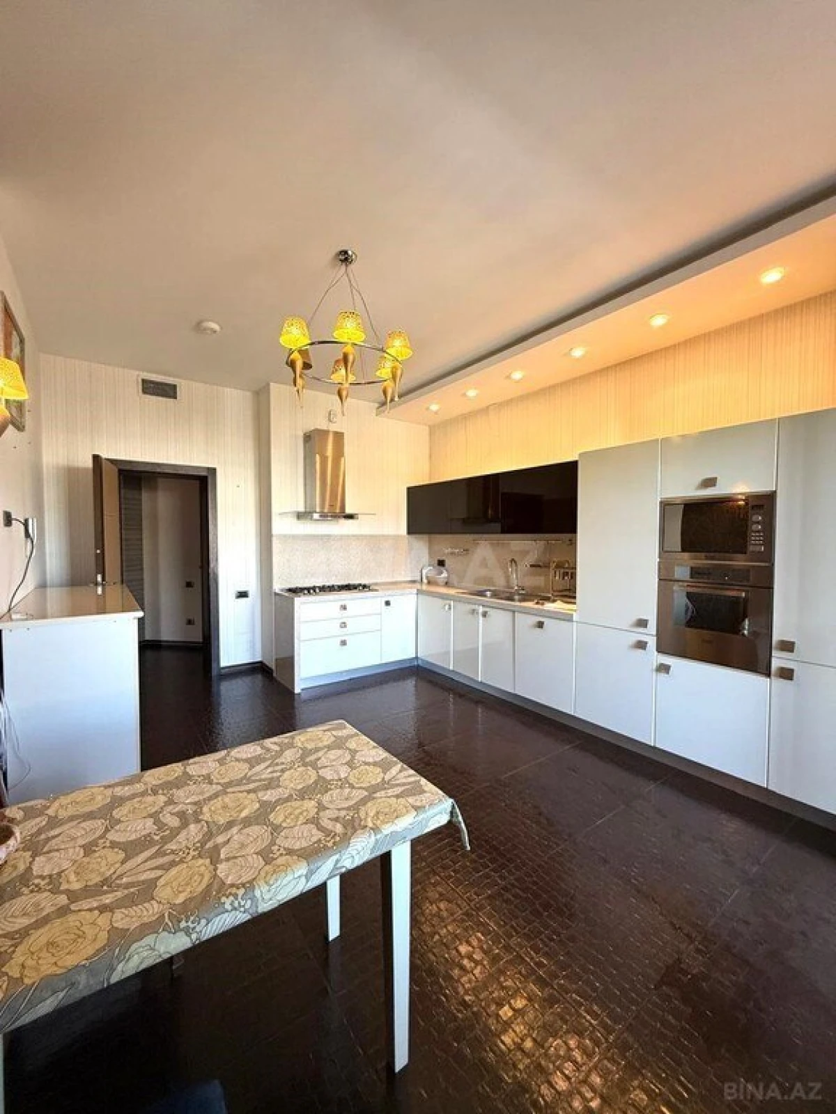 Kirayə verilir 4 otaqlı mənzil 240 m²