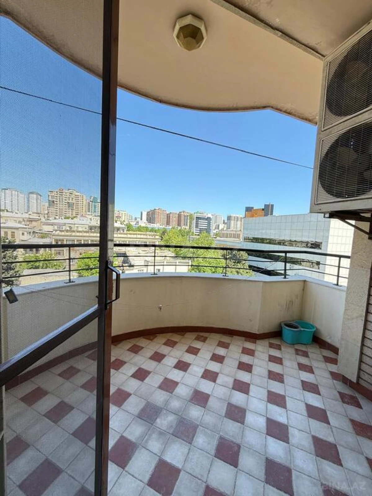 Kirayə verilir 4 otaqlı mənzil 240 m²