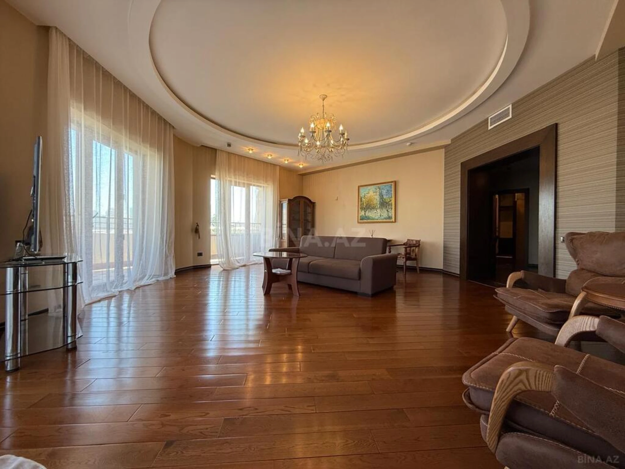 Kirayə verilir 4 otaqlı mənzil 240 m²