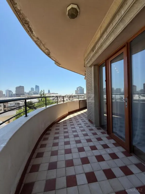 Kirayə verilir 4 otaqlı mənzil 240 m²