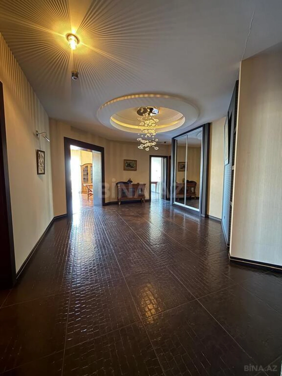 Kirayə verilir 4 otaqlı mənzil 240 m²