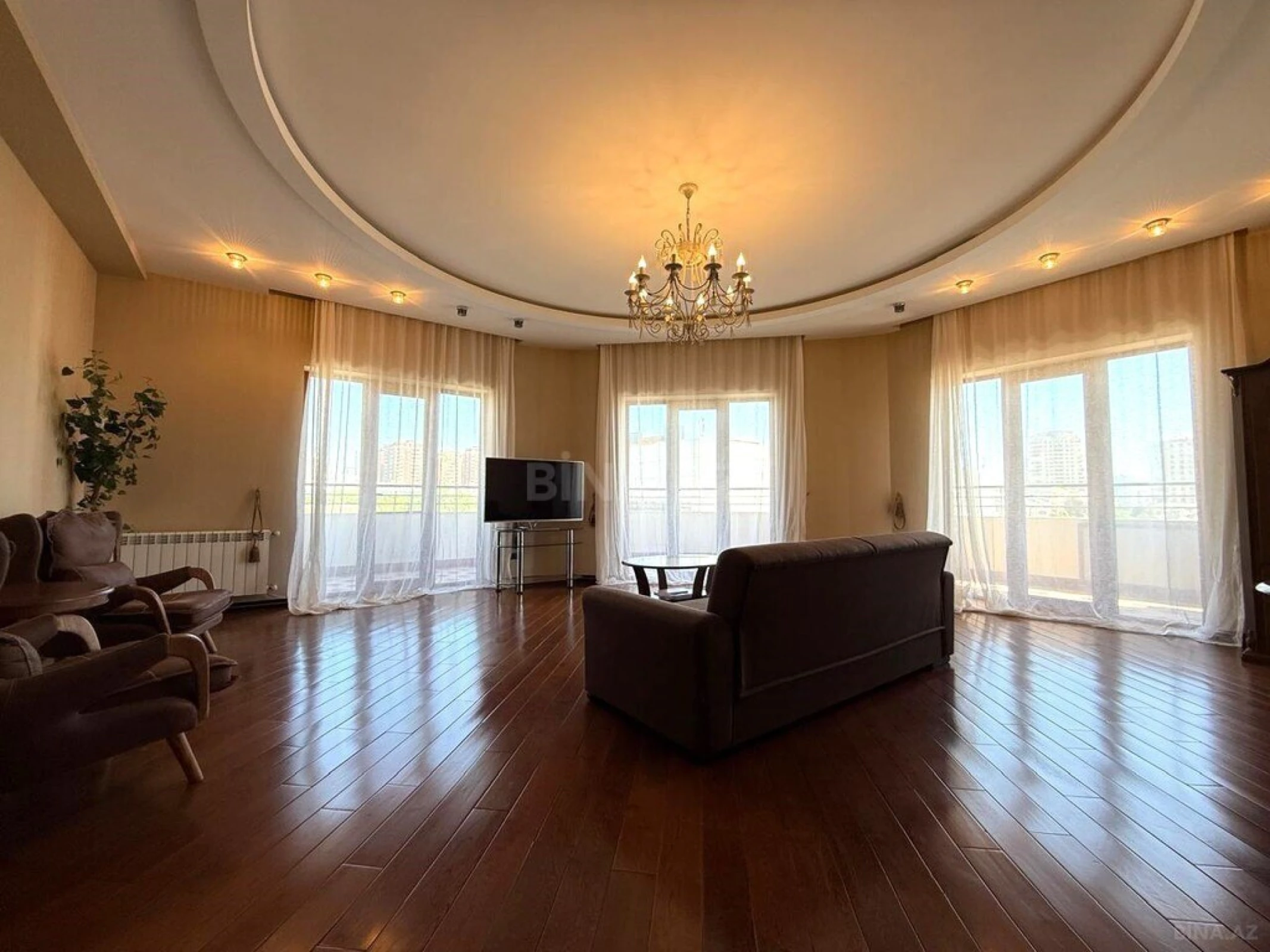 Kirayə verilir 4 otaqlı mənzil 240 m²