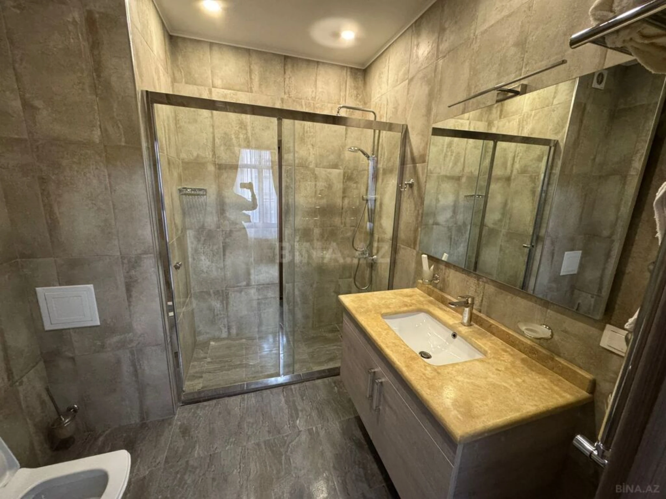 Kirayə verilir 4 otaqlı mənzil 160 m²