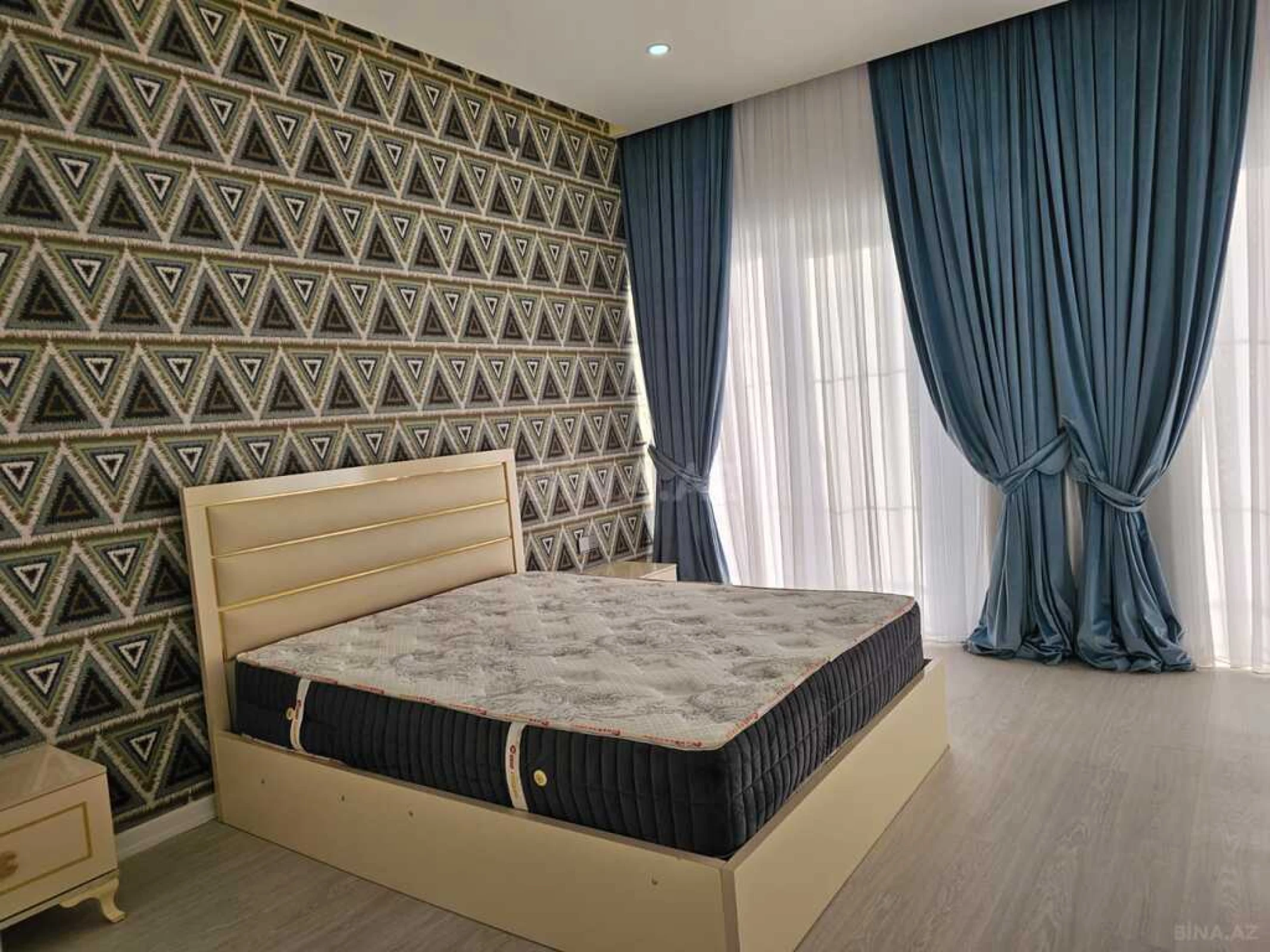 Satılır 8 otaqlı həyət evi 500 m²