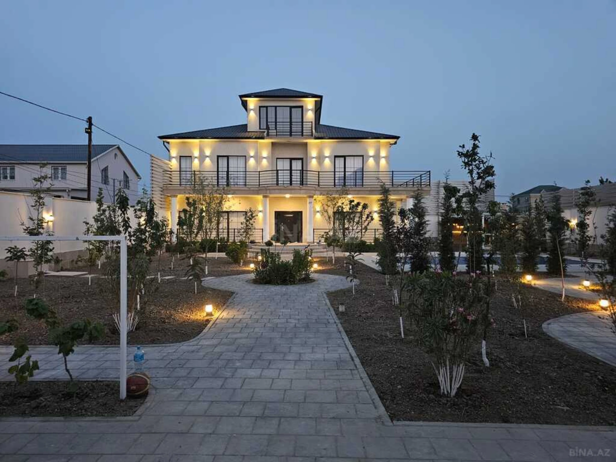 Satılır 8 otaqlı həyət evi 500 m²